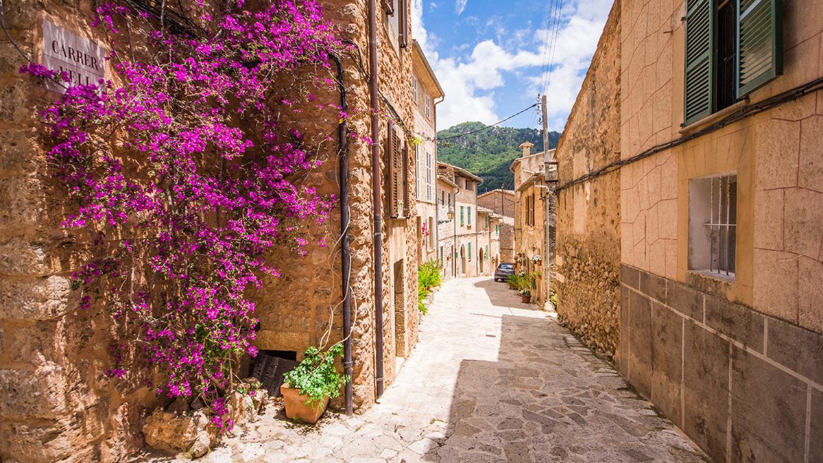 Guided tour of Valldemossa with transfer from Palma