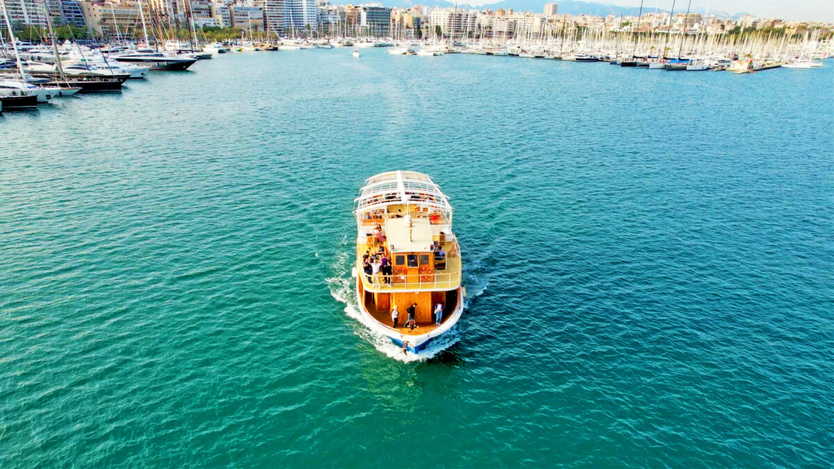 Boat trip music & entertainment in Palma Bay